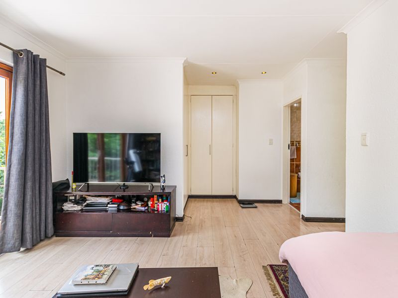 Immaculate 3 Bedroom 2.5 bathroom house for sale in Kyalami Hills, Midrand - Photo 9