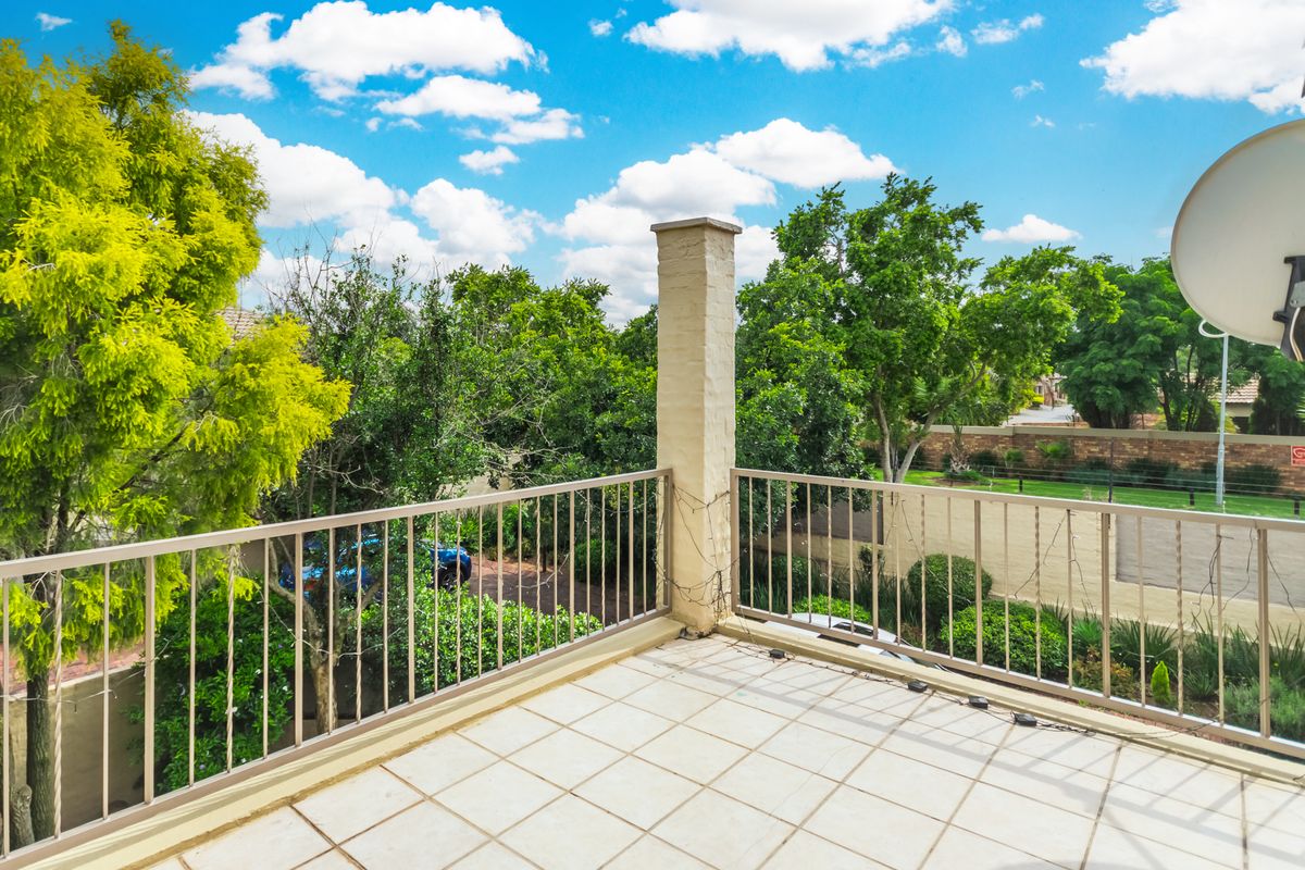 Immaculate 3 Bedroom 2.5 bathroom house for sale in Kyalami Hills, Midrand - Photo 2