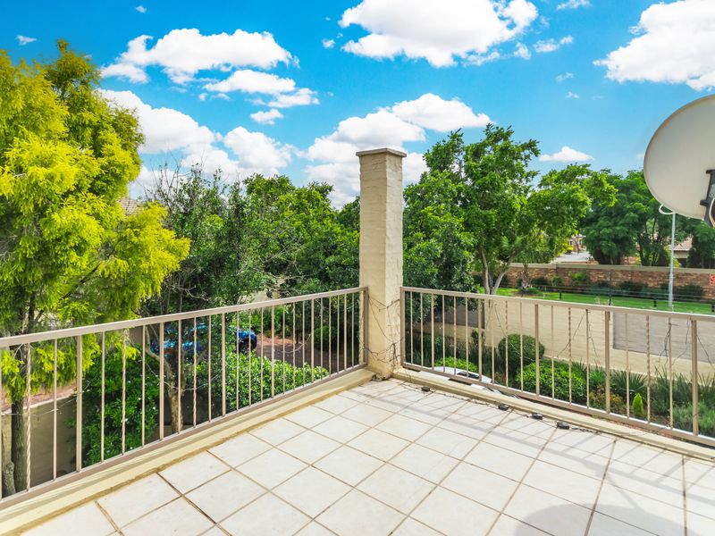 Immaculate 3 Bedroom 2.5 bathroom house for sale in Kyalami Hills, Midrand - Photo 2