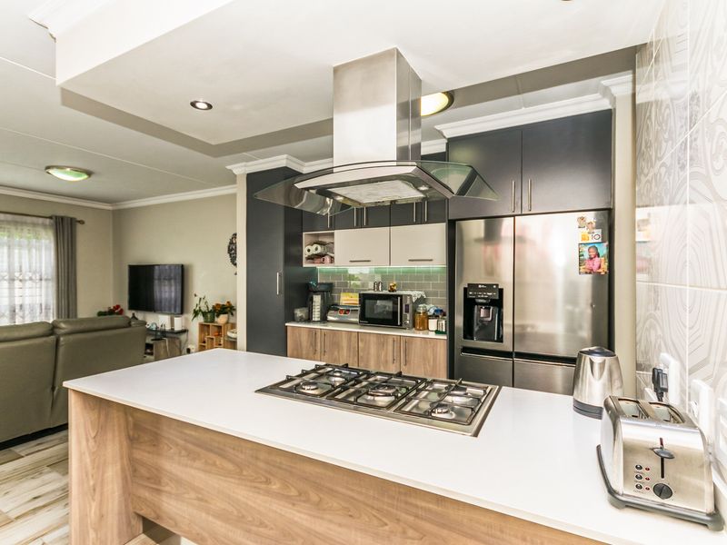 Luxurious 3 bedroom Garden unit for sale in Carlswald Estate, Midrand - Photo 2