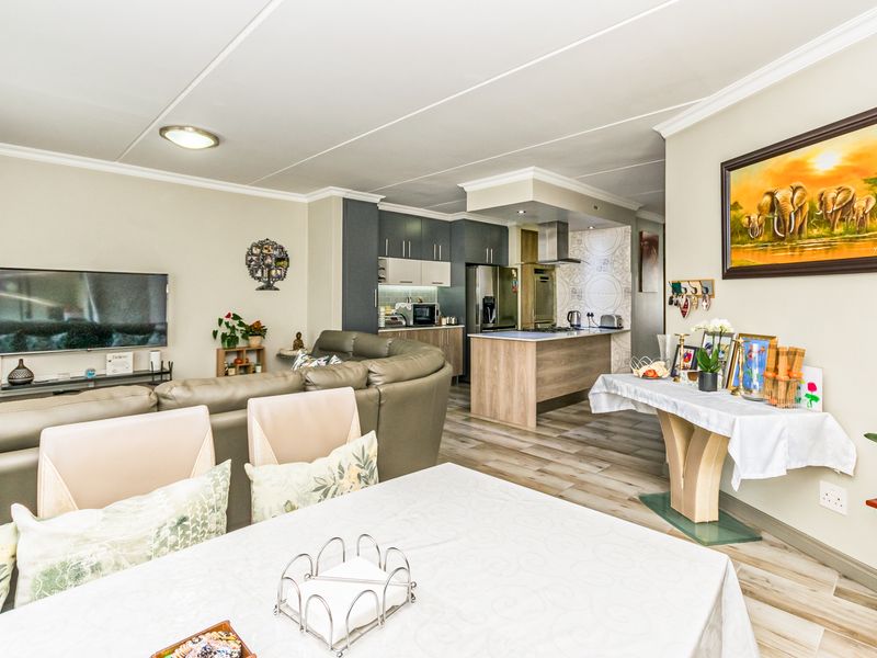 Luxurious 3 bedroom Garden unit for sale in Carlswald Estate, Midrand - Photo 3