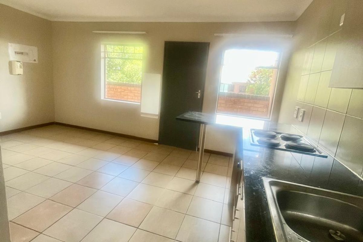 One Bedroom Apartment for Sale in Ferndale, Randburg - Photo 3