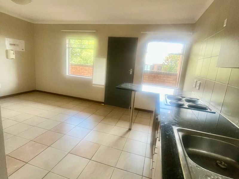 One Bedroom Apartment for Sale in Ferndale, Randburg - Photo 3