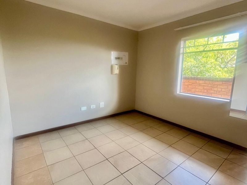 One Bedroom Apartment for Sale in Ferndale, Randburg - Photo 4