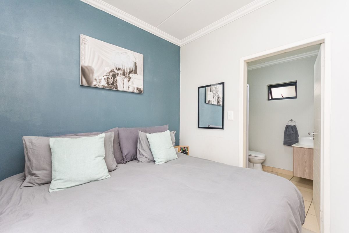 Luxurious 2 bedroom 2 bathroom Apartment for sale in Halfway Gardens, Midrand - Photo 4