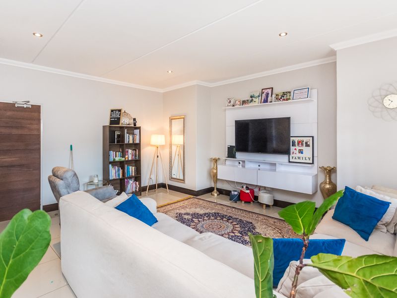 Immaculate 3 bedroom home for sale in Crowthorne, Midrand - Photo 5