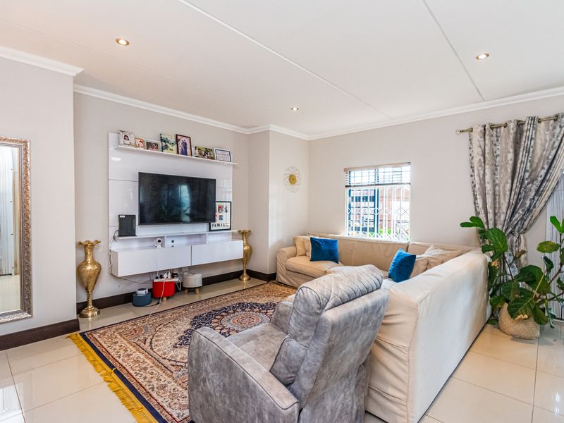 Immaculate 3 bedroom home for sale in Crowthorne, Midrand - Photo 7