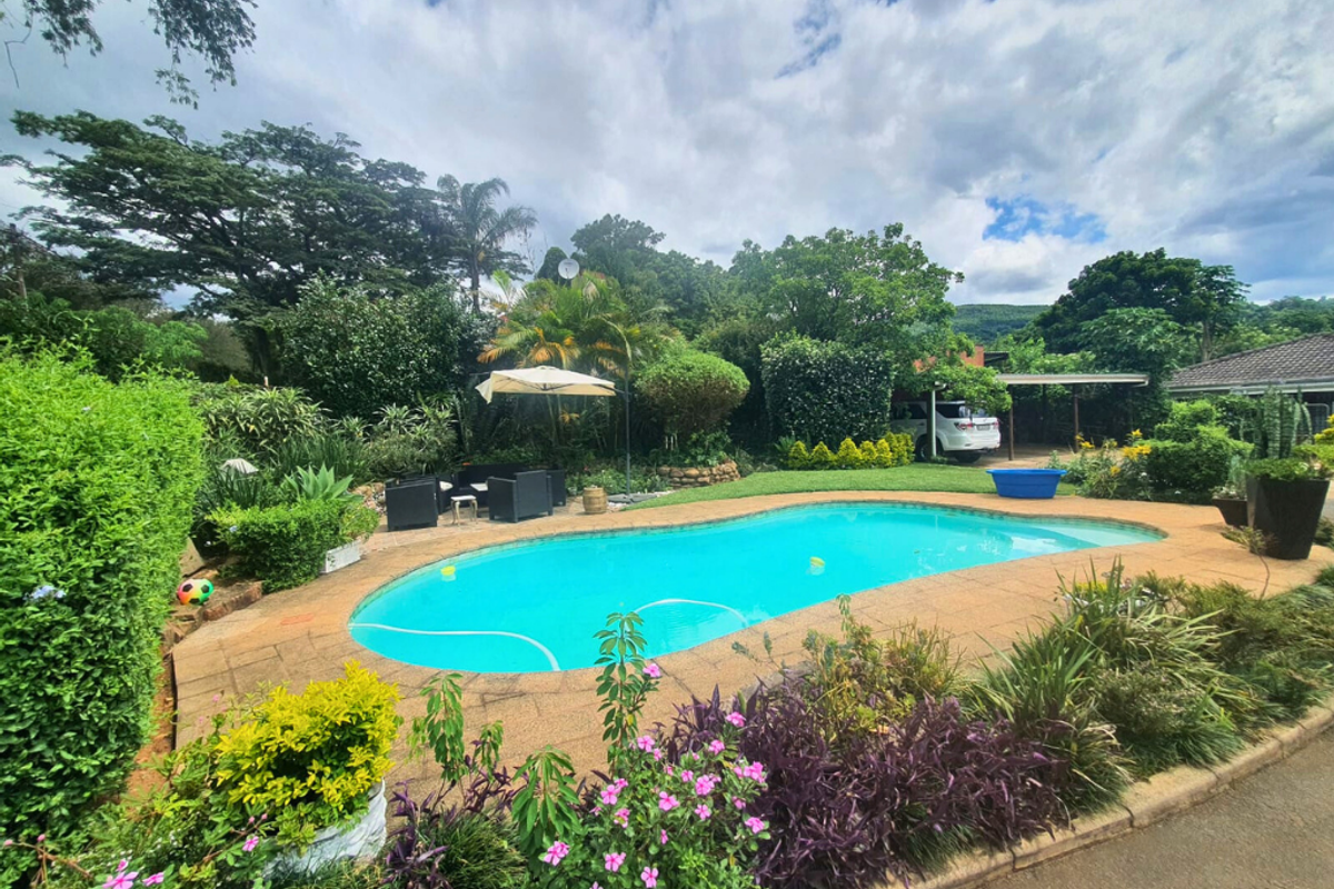 Two Homes, One Incredible Opportunity, 7 Bedroom Freehold Property in Blackridge!!! - Photo 2