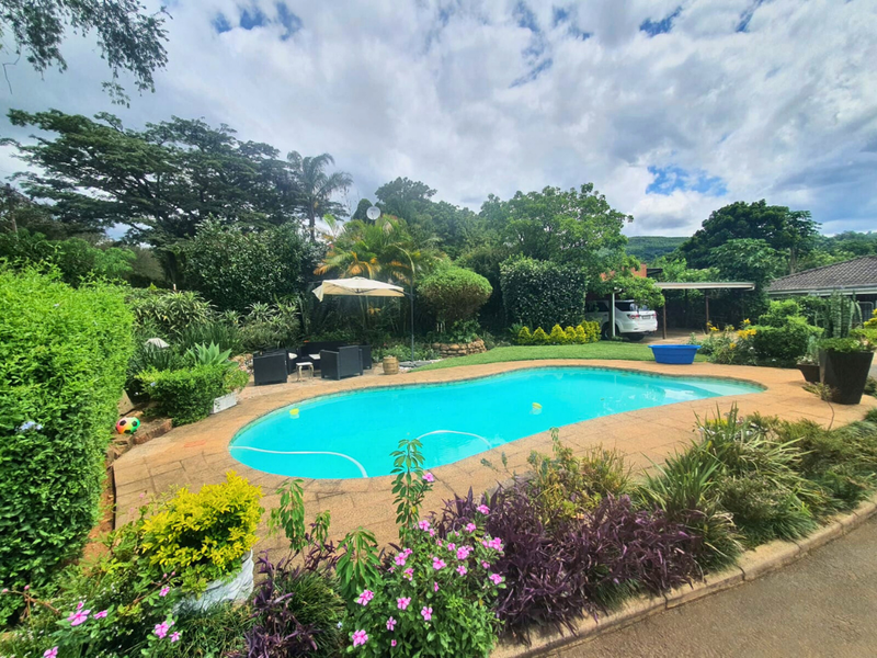 Two Homes, One Incredible Opportunity, 7 Bedroom Freehold Property in Blackridge!!! - Photo 2