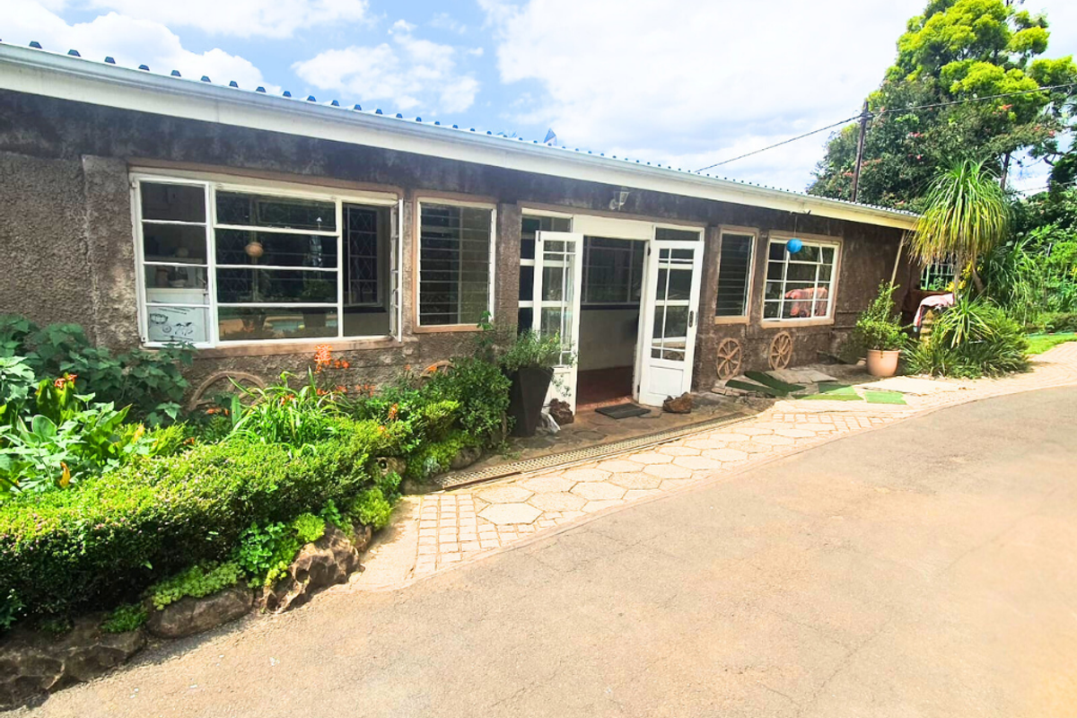 Two Homes, One Incredible Opportunity, 7 Bedroom Freehold Property in Blackridge!!! - Photo 4