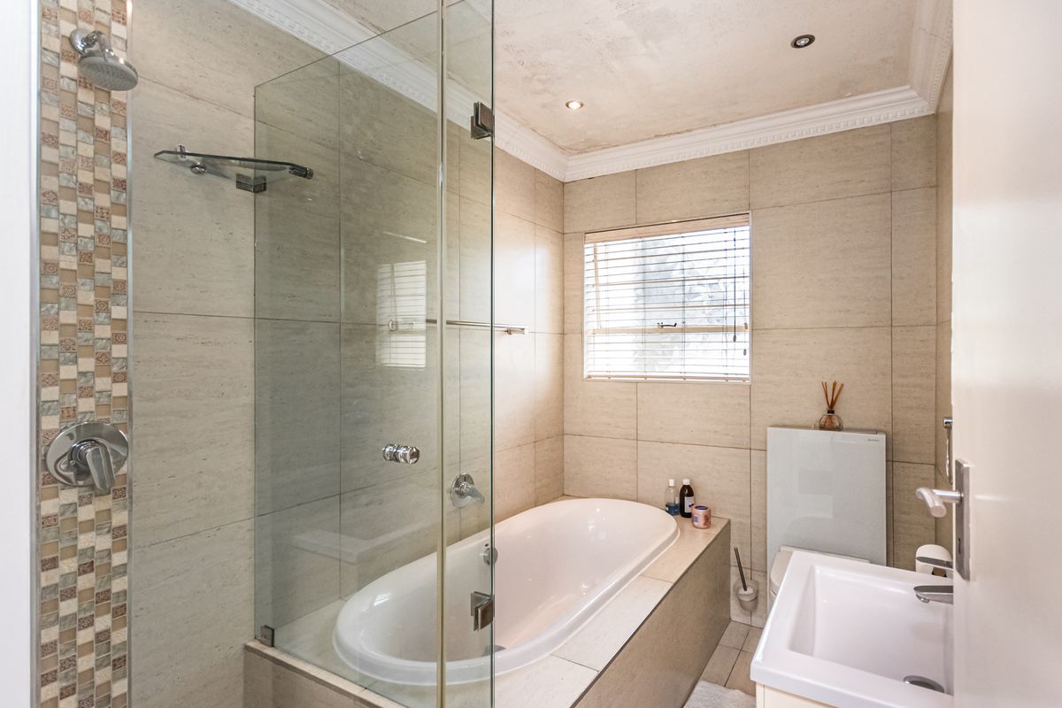 Charming 3 bedroom Apartment for Sale in Sandown, Sandton - Photo 4