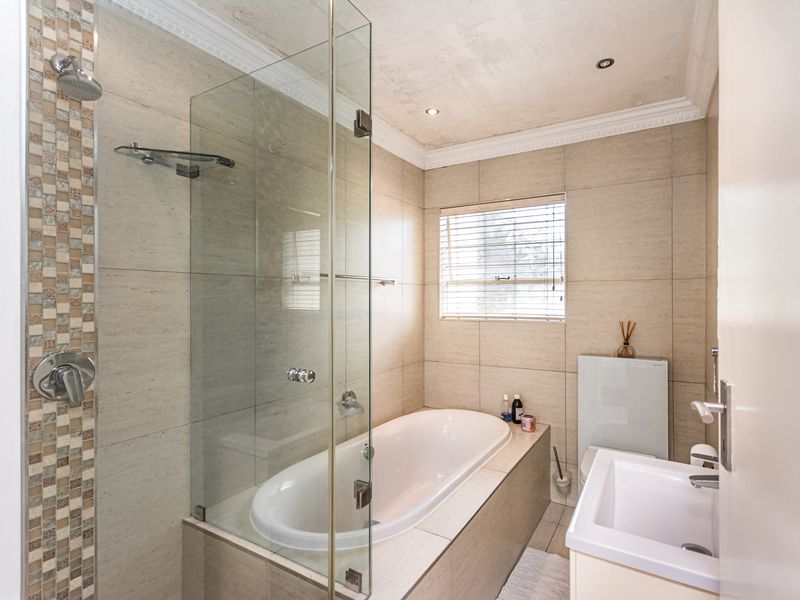 Charming 3 bedroom Apartment for Sale in Sandown, Sandton - Photo 4