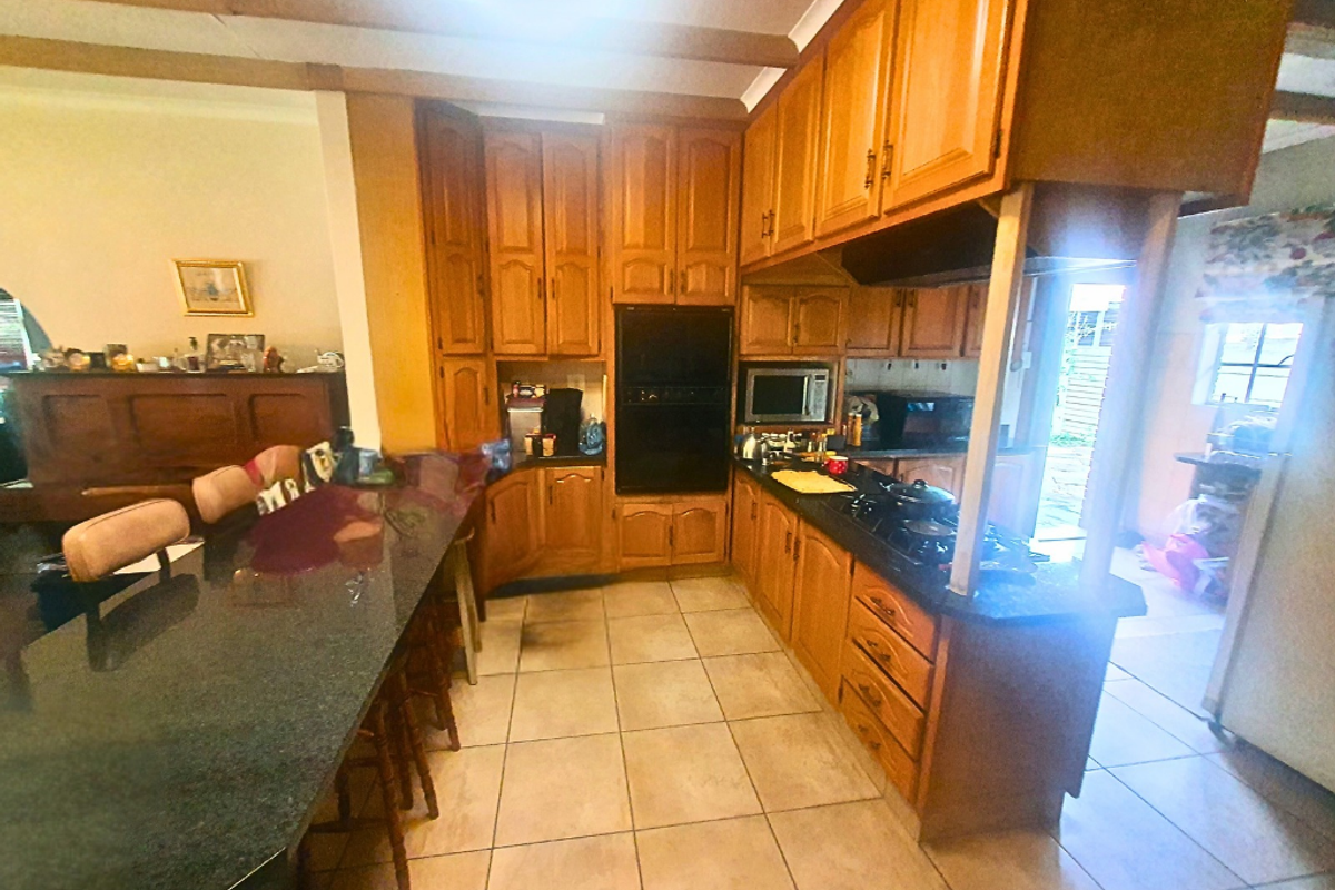 Grand 8-Bedroom Scottsville Estate, Refined Living in a Prime Pietermaritzburg Setting - Photo 5