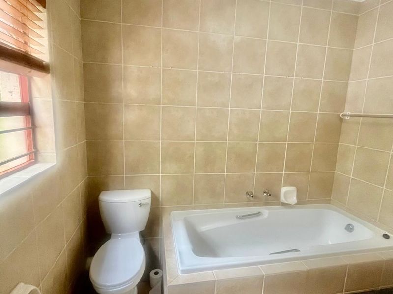 Two Bedroom Ground Floor Apartment for Rent in Sunninghill, Sandton - Photo 7