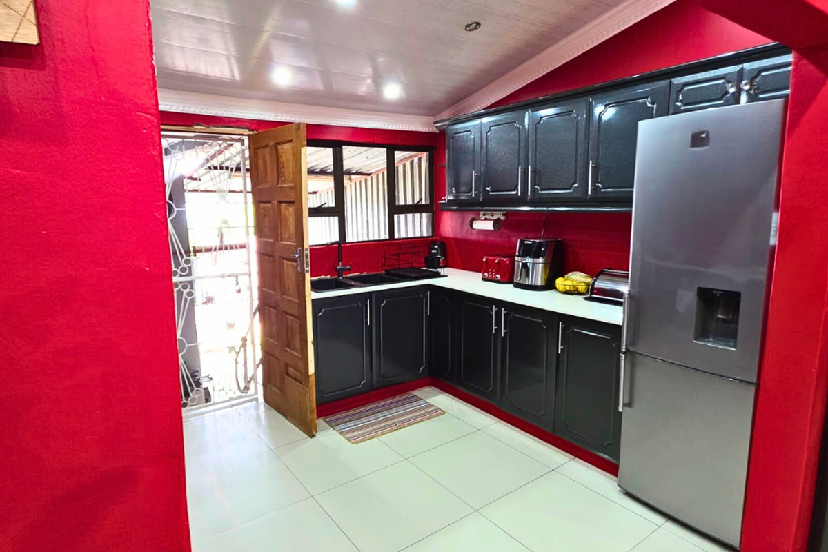 Three Bedroom Home in Bombay Heights, A Comfortable Step into Property Ownership!!! - Photo 3