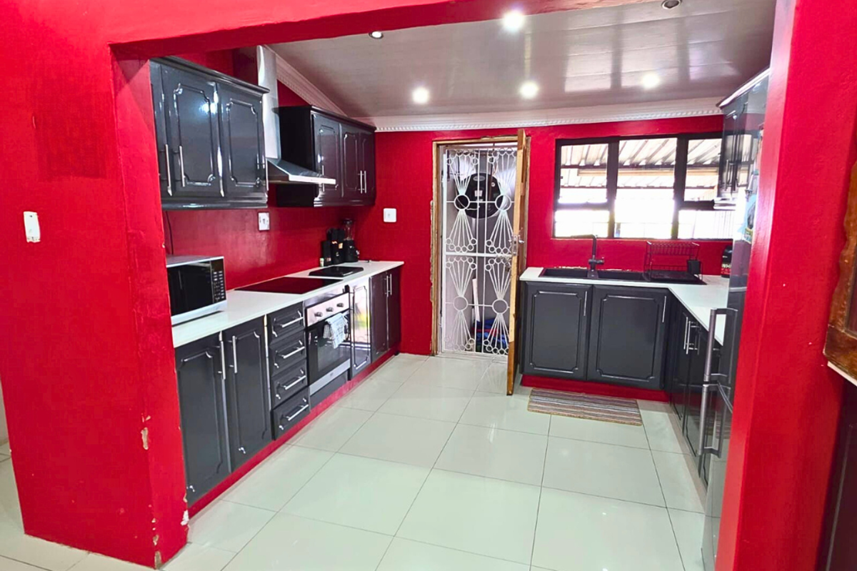 Three Bedroom Home in Bombay Heights, A Comfortable Step into Property Ownership!!! - Photo 2