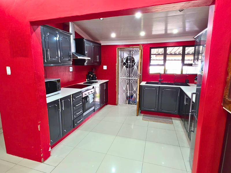 Three Bedroom Home in Bombay Heights, A Comfortable Step into Property Ownership!!! - Photo 2