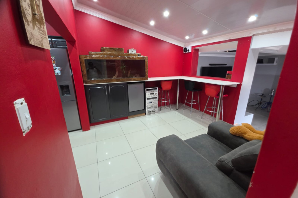 Three Bedroom Home in Bombay Heights, A Comfortable Step into Property Ownership!!! - Photo 4