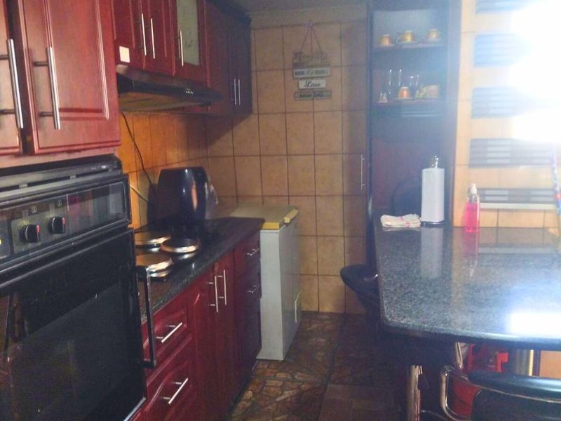 Three Bedroom Home in Bombay Heights for Easy Everyday Living!!! - Photo 4