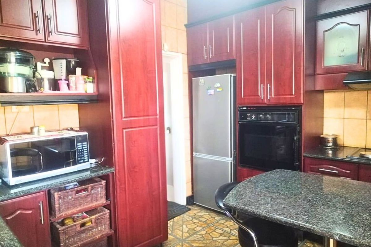 Three Bedroom Home in Bombay Heights for Easy Everyday Living!!! - Photo 3