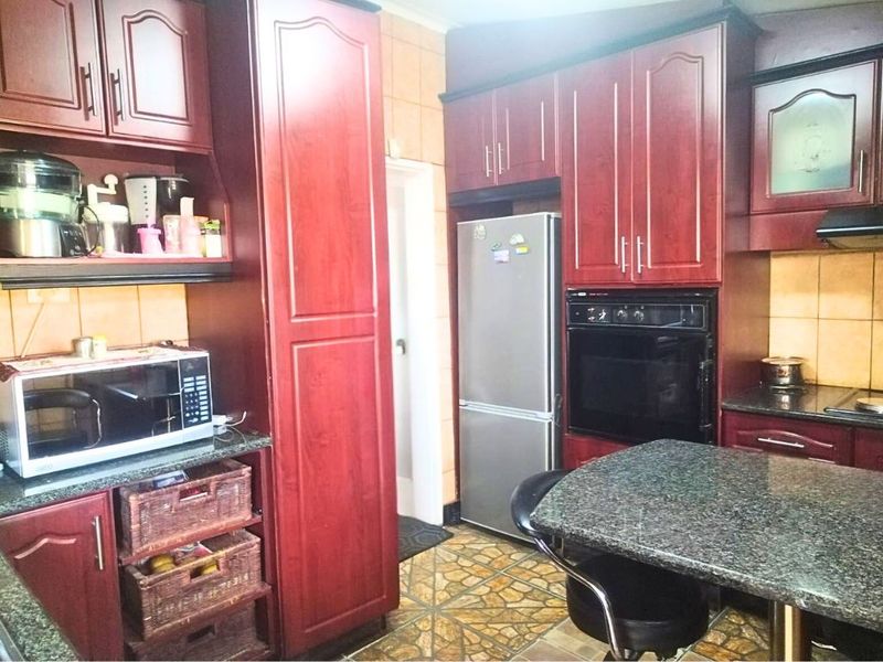 Three Bedroom Home in Bombay Heights for Easy Everyday Living!!! - Photo 3