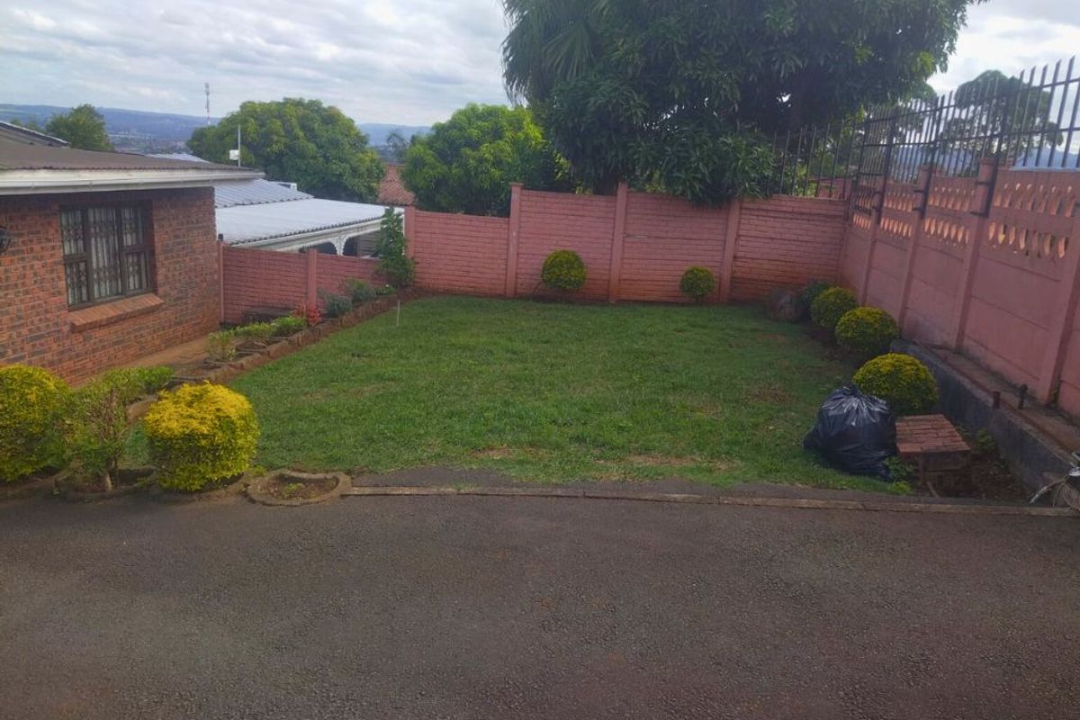 Three Bedroom Home in Bombay Heights for Easy Everyday Living!!! - Photo 2