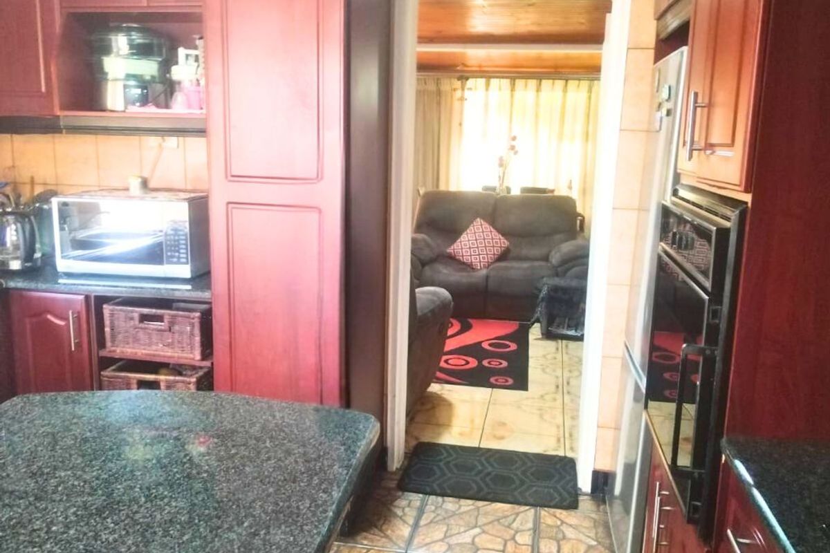 Three Bedroom Home in Bombay Heights for Easy Everyday Living!!! - Photo 5