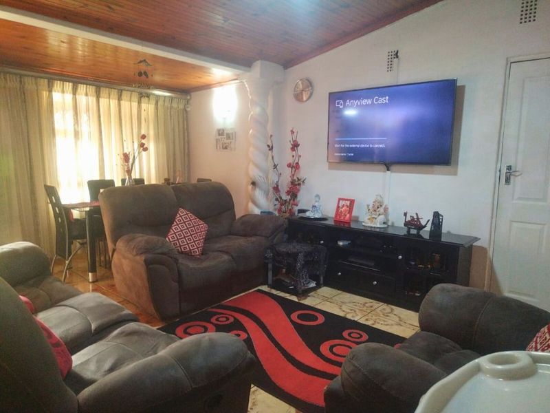 Three Bedroom Home in Bombay Heights for Easy Everyday Living!!! - Photo 6