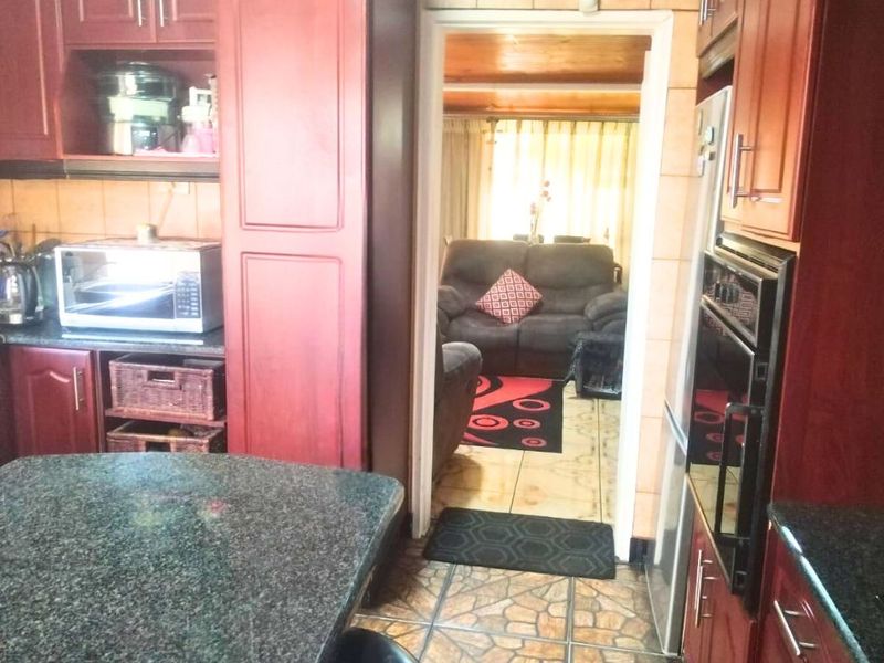 Three Bedroom Home in Bombay Heights for Easy Everyday Living!!! - Photo 5