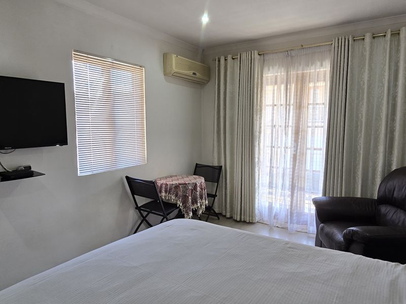 Contemporary Double Storey Living in The  Secure Enclave of Raisthorpe!!! - Photo 8