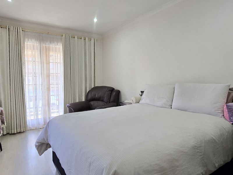 Contemporary Double Storey Living in The  Secure Enclave of Raisthorpe!!! - Photo 7