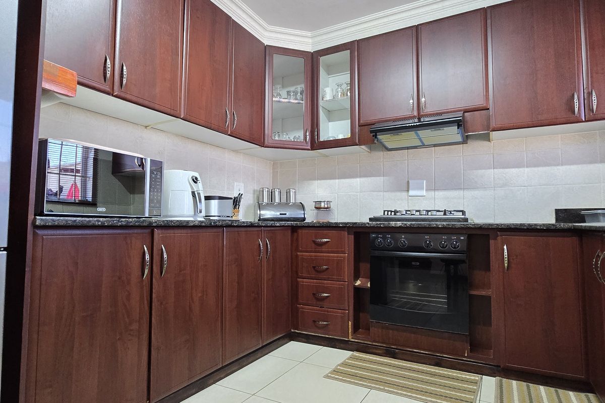 Contemporary Double Storey Living in The  Secure Enclave of Raisthorpe!!! - Photo 4