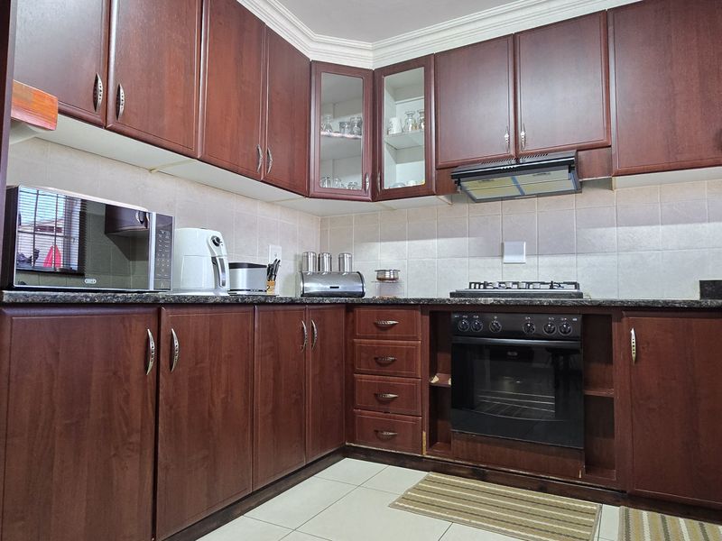 Contemporary Double Storey Living in The  Secure Enclave of Raisthorpe!!! - Photo 4