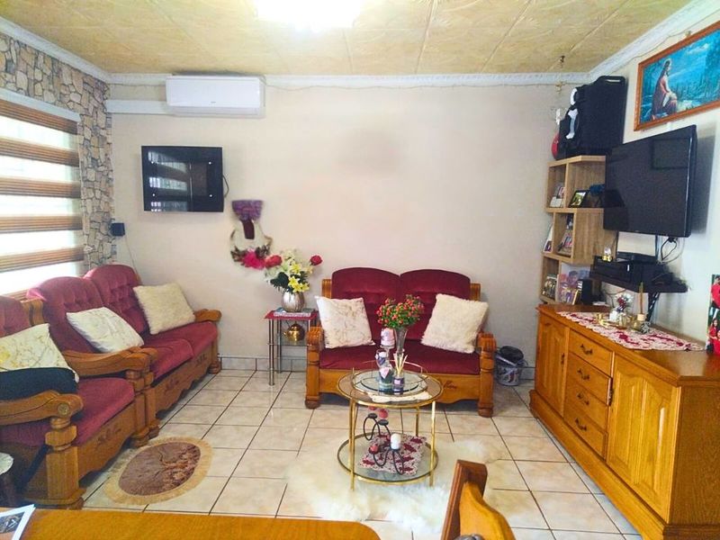 Begin Your Homeownership Journey with This 3 Bedroom Home in Bombay Heights!!! - Photo 2