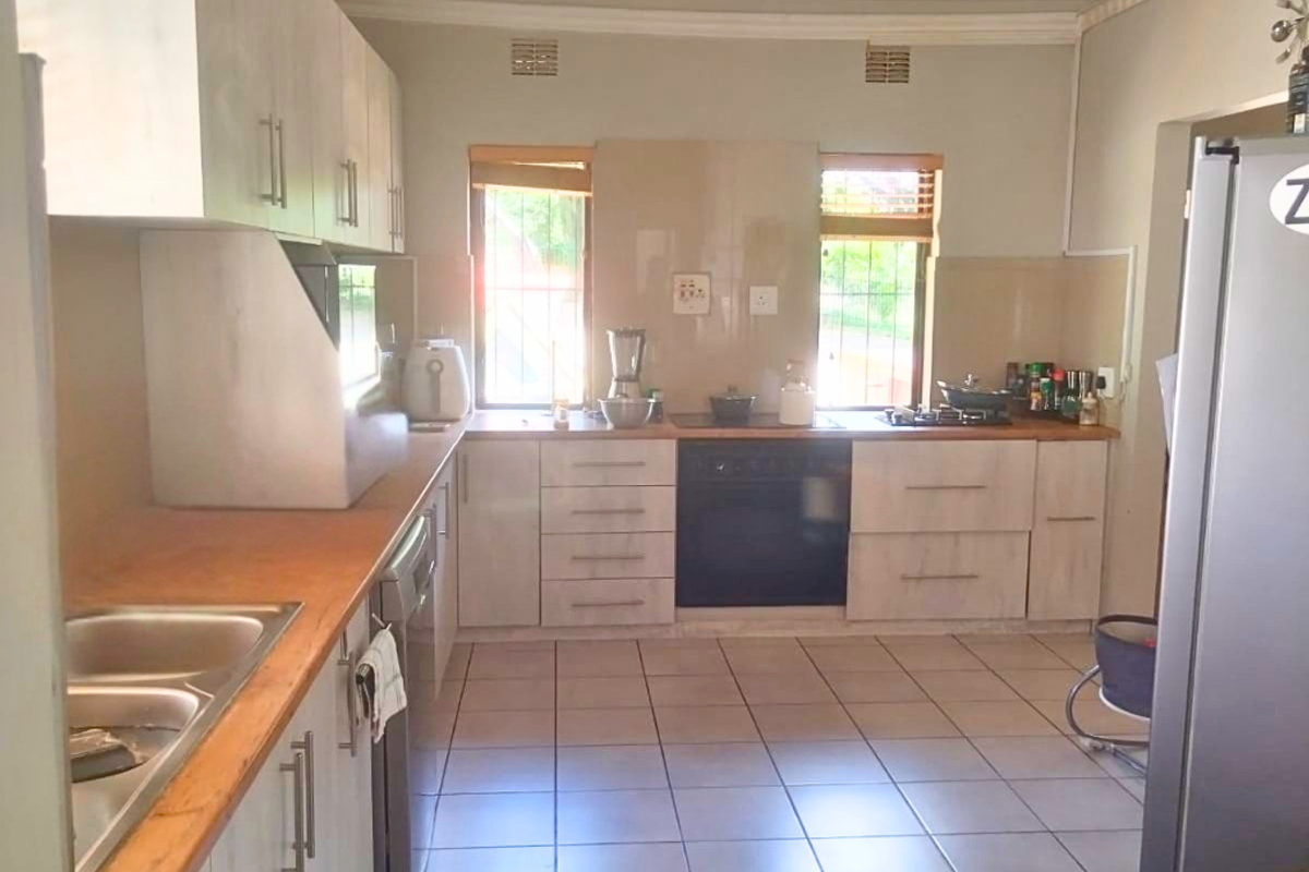 Space, Privacy & Effortless Living in a Leafy Setting, in Richmond!!! - Photo 2