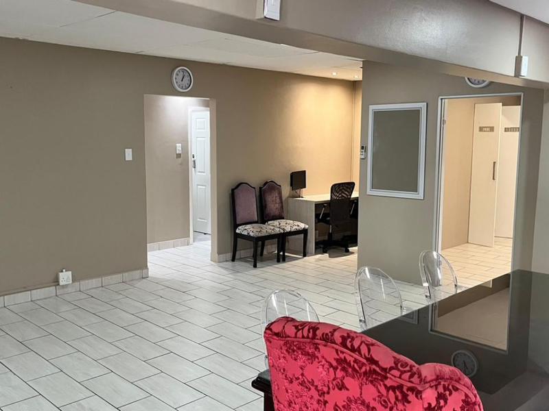 A VERSATILE TWO BEDROOM DESIGNED FOR MODERN LIVING OR BUSINESS - CHASEDENE!!! - Photo 4