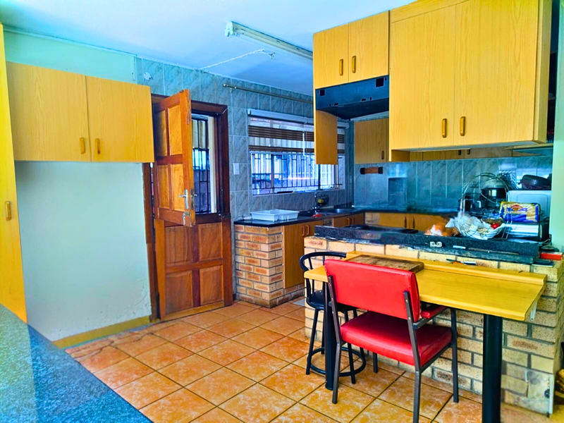 Elevated Living in the Heart of Woodlands!!! - Photo 2