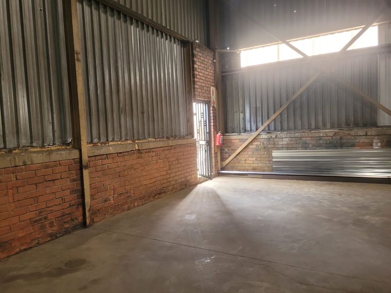 2000m2 Warehouse TO LET in Clayville - Industrial 2 - Photo 6
