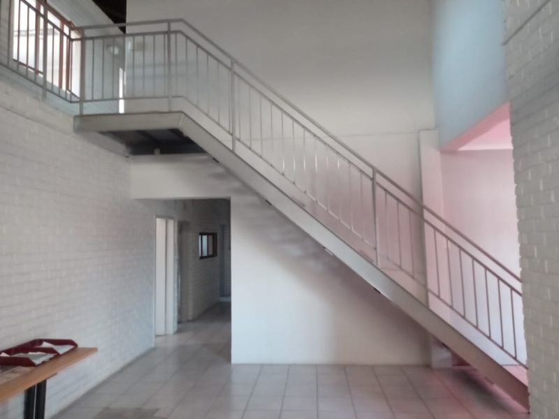 2000m2 Warehouse TO LET in Clayville - Industrial 2 - Photo 2