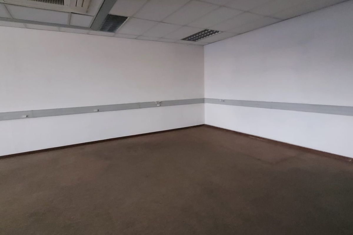 4696m2 Warehouse To Let in Clayville - Photo 3