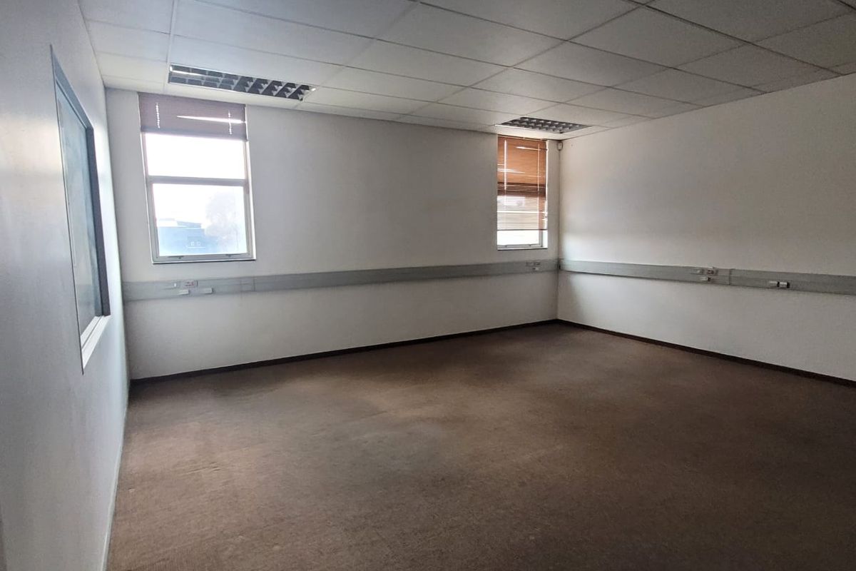 4696m2 Warehouse To Let in Clayville - Photo 4