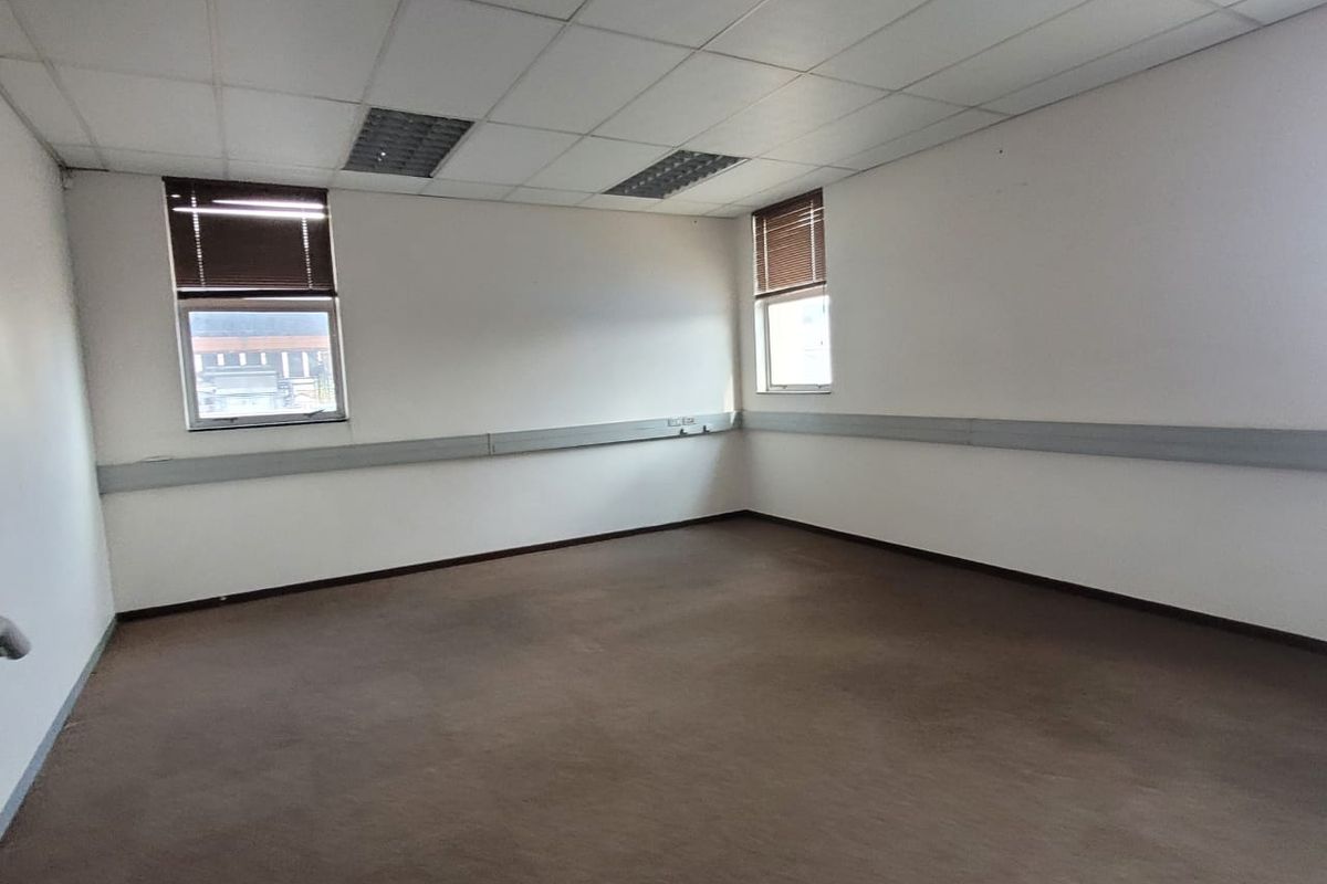 4696m2 Warehouse To Let in Clayville - Photo 5