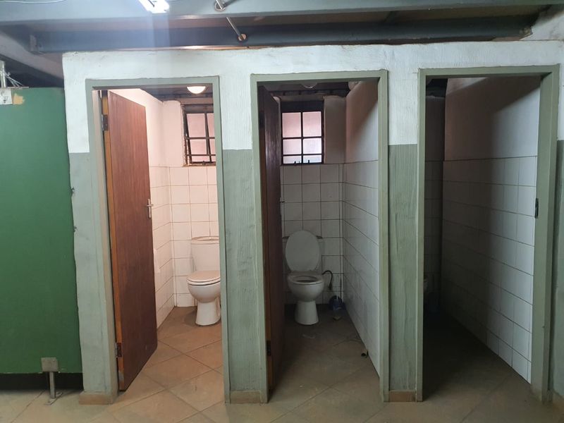 800m2 Warehouse TO LET near Olifantsfontein - Photo 8