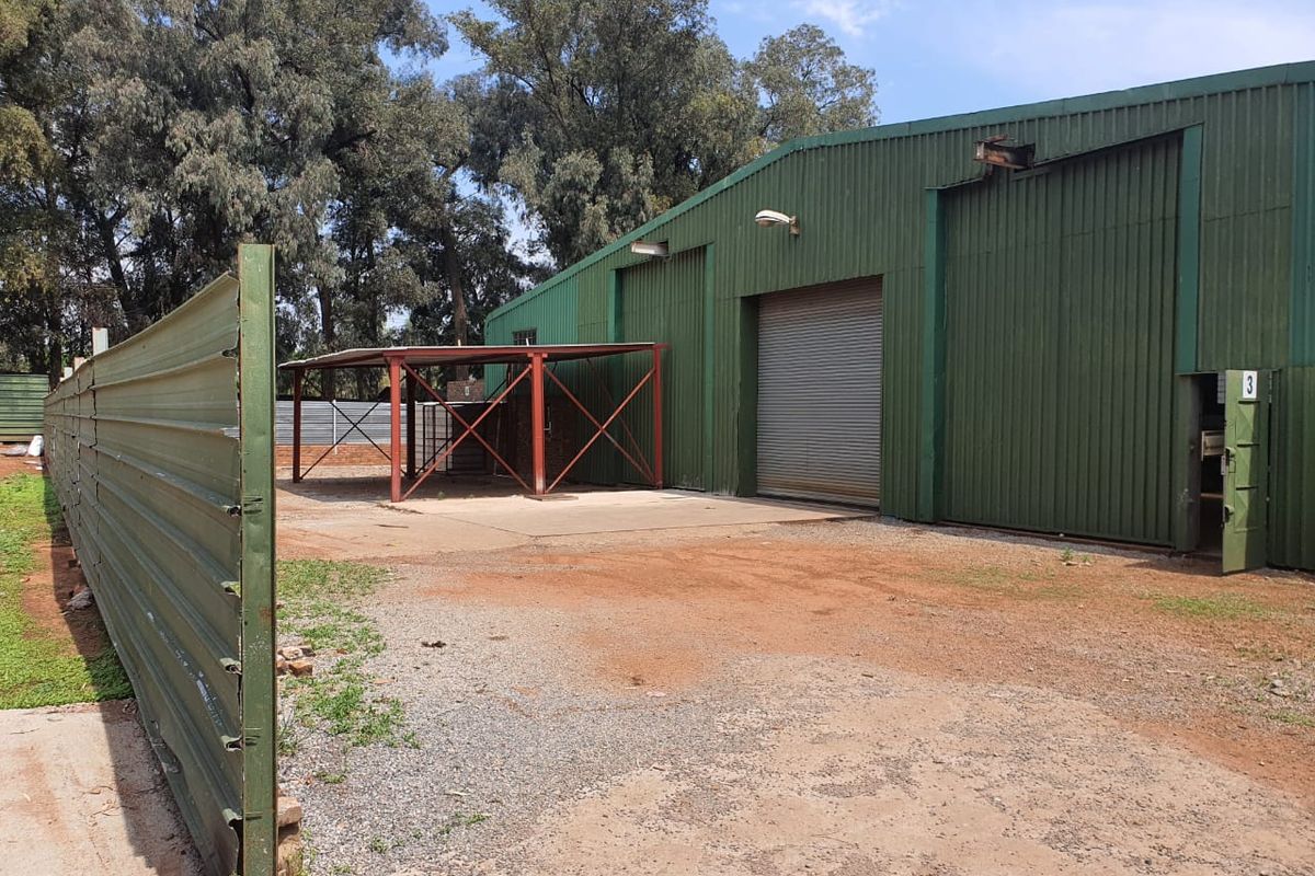 800m2 Warehouse TO LET near Olifantsfontein - Photo 2