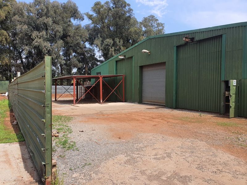 800m2 Warehouse TO LET near Olifantsfontein - Photo 2