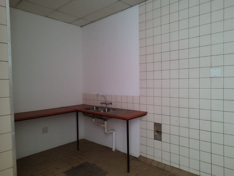 300m2 Retail space TO LET in Waterkloof Ridge - Photo 8