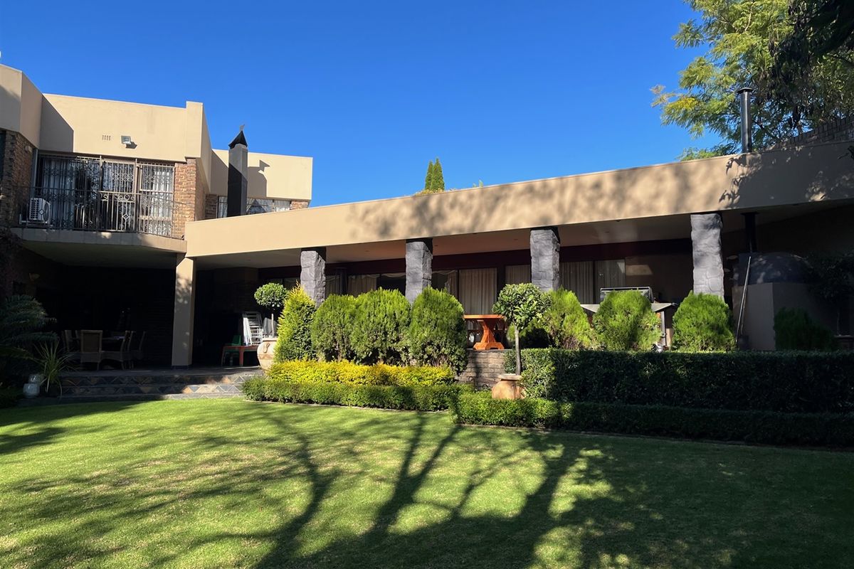 The Perfect Setting in an established suburb - Photo 2