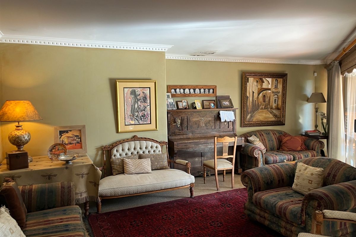 The Perfect Setting in an established suburb - Photo 5