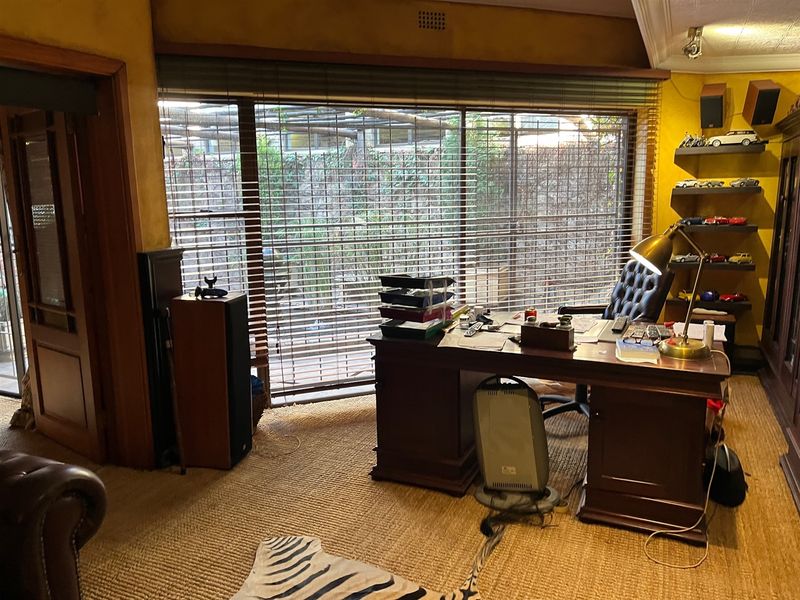 The Perfect Setting in an established suburb - Photo 8