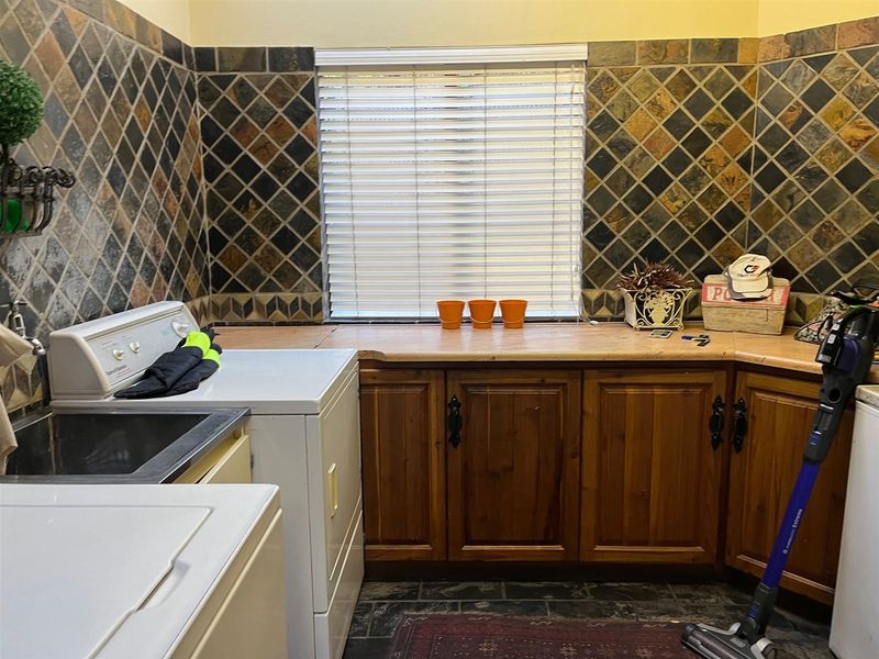 The Perfect Setting in an established suburb - Photo 6